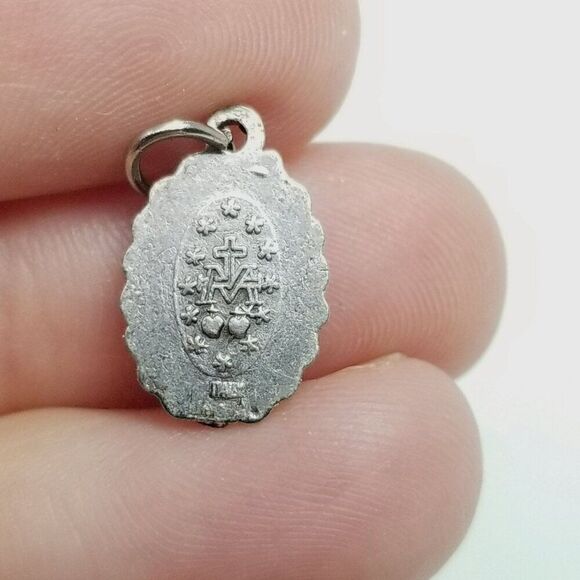 Vintage Religious Pendant Charm Medallion, Small Oval Silver Tone Saint, Estate - Picture 6 of 9